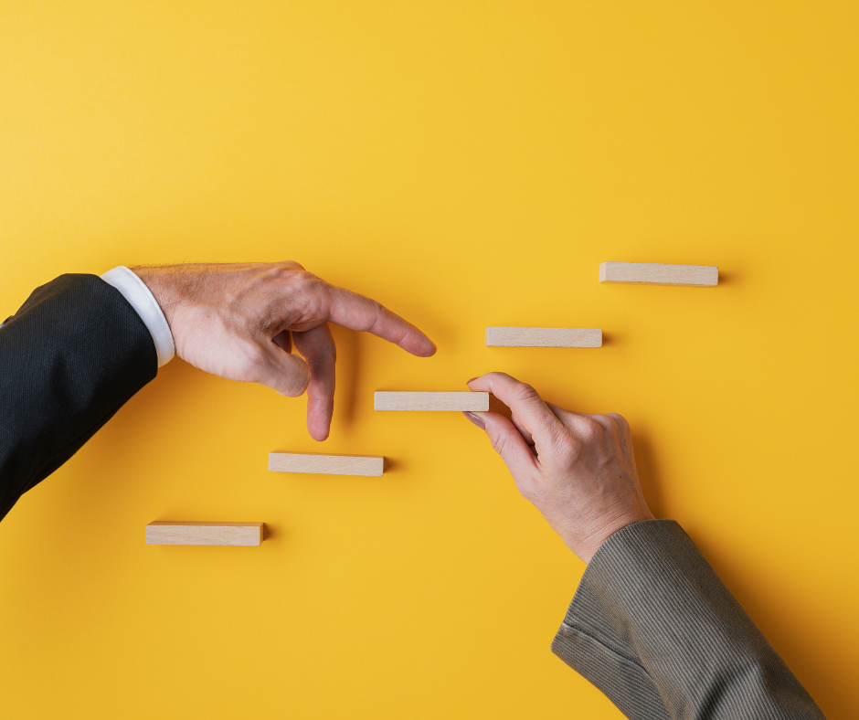 Stopnie z drewnianych kloców na tle żółtej strony.