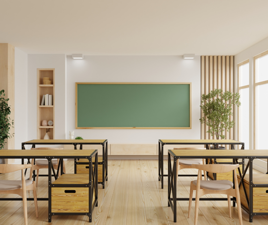sala szkolna z pustymi ławkami