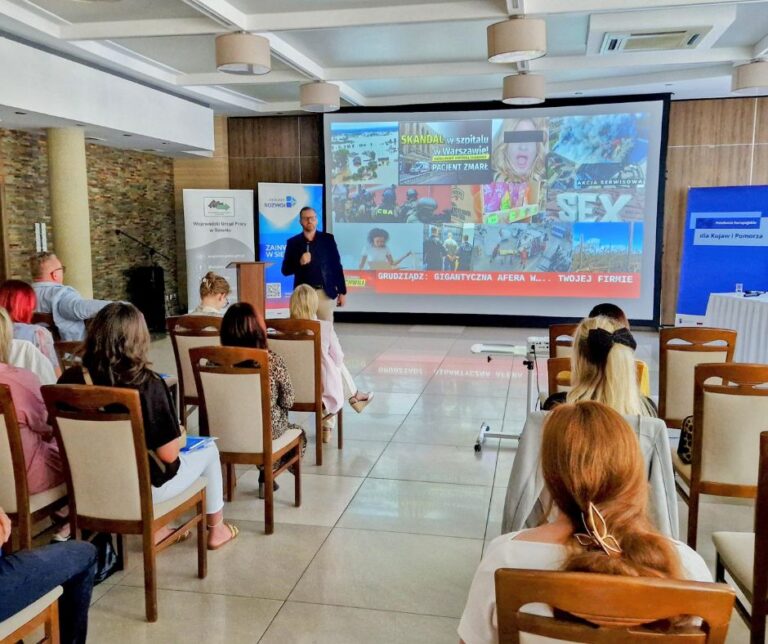 Widok wypełnionej sali konferencyjnej.