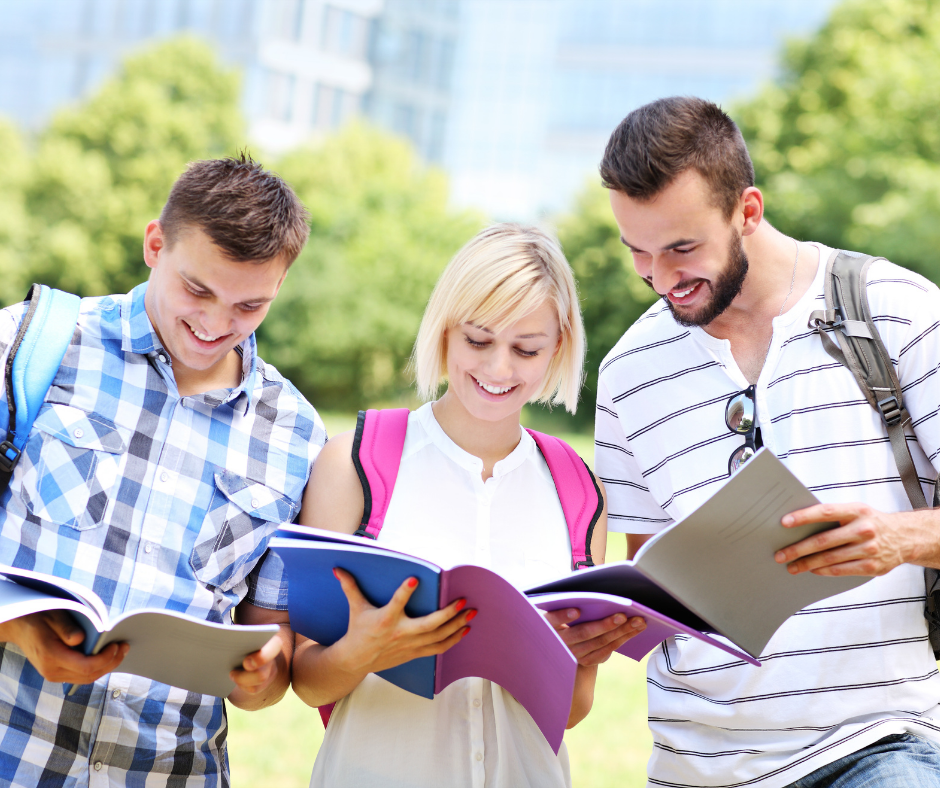 młodzi ludzie uczący się na łonie natury