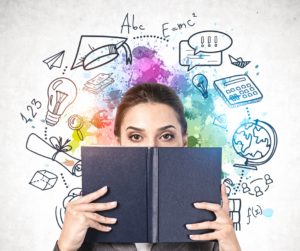 Kobieta zakrywająca twarz notesem.