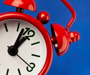 Czerwowny zegar na niebieskim tle