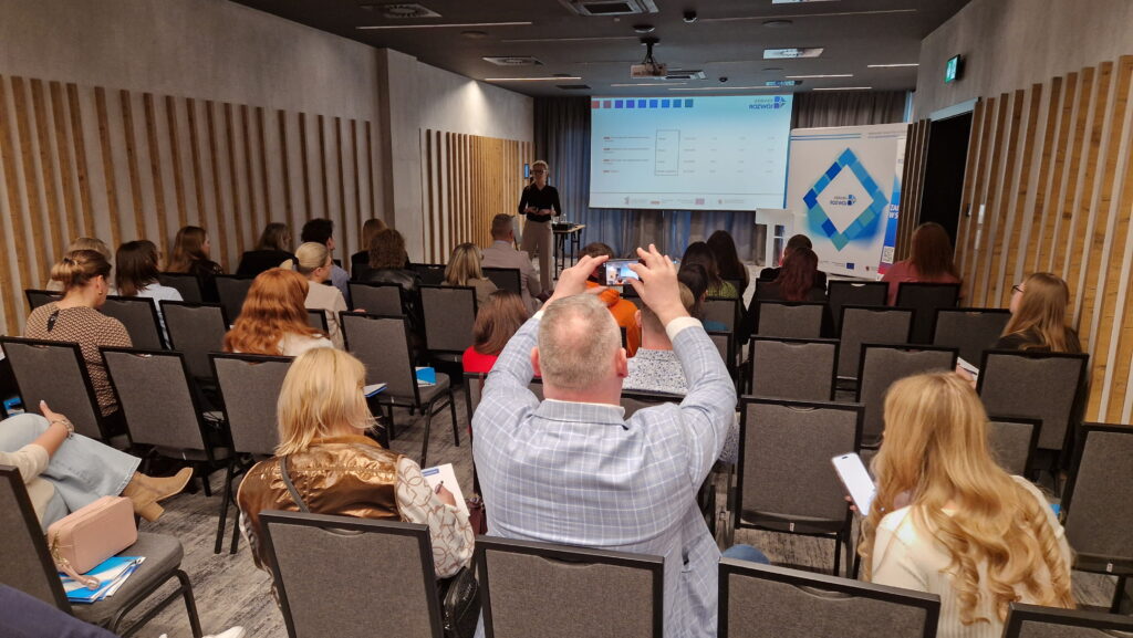 Wnętrze sali Hotelu Focus w Bydgoszczy podczas spotkania z usługodawcami projektu kierunek - Rozwój