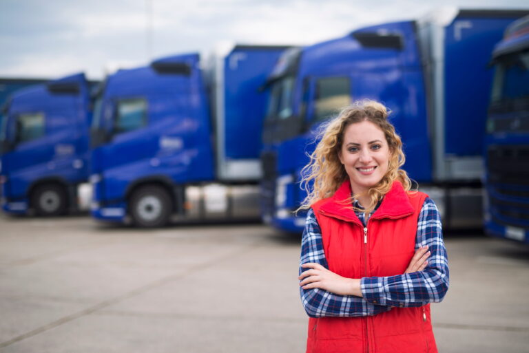 Młoda kobieta pracująca w branży transportu i logistyki