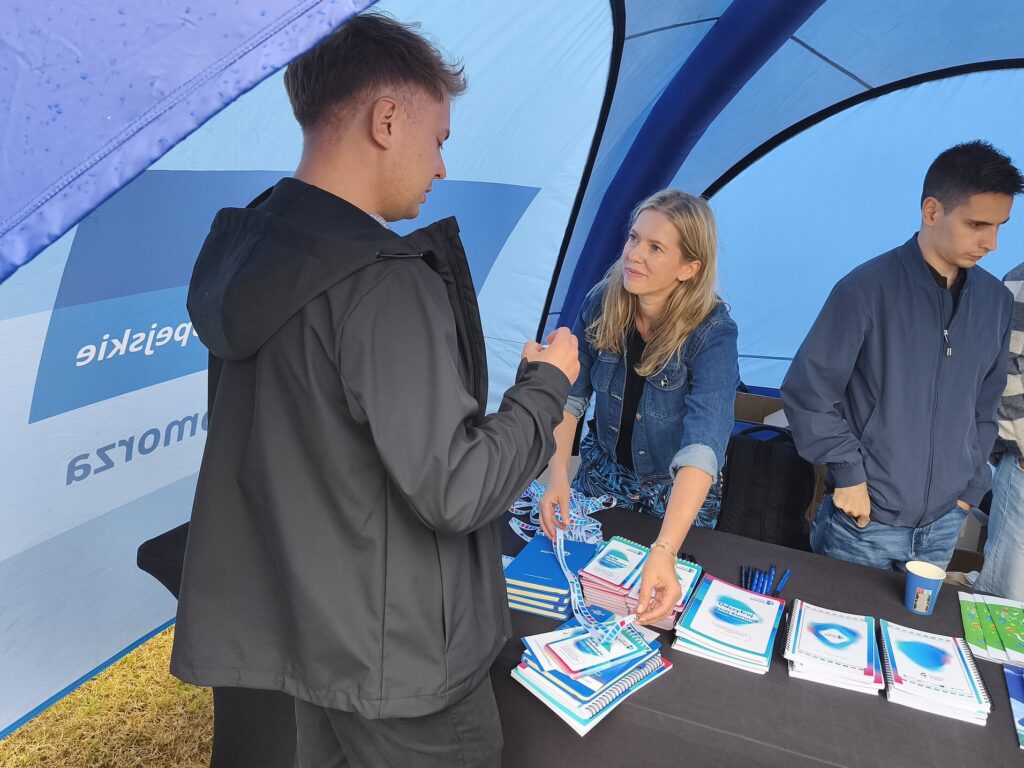 Stoisko promujące projekt Kierunek-Rozwój na Pikniku Europejskim w Piotrkowie Kujawskim
