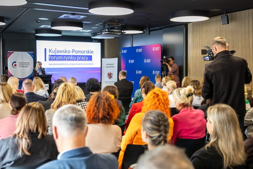 Zdjęcie przedstawiające uczestników Kujawsko-Pomorskiego Forum Rynku Pracy