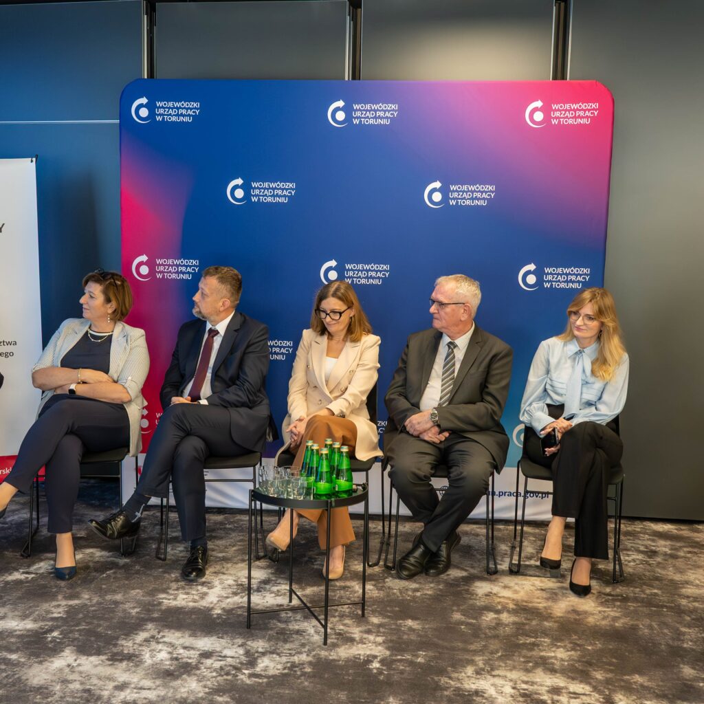 Zdjęcie pokazujące uczestników panelu dyskusyjnego podczas Kujawsko-Pomorskiego Forum Rynku Pracy