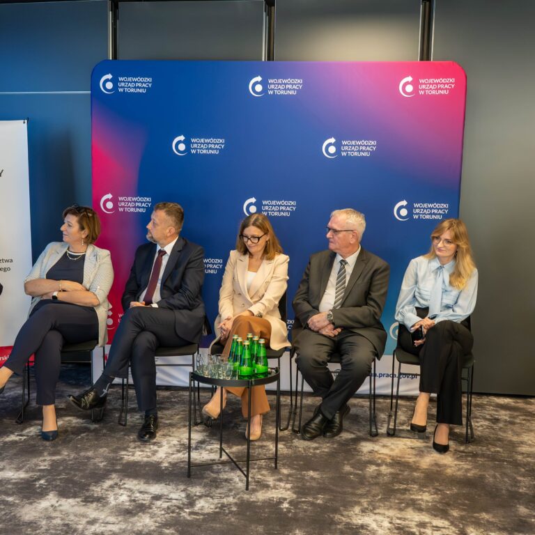Zdjęcie pokazujące uczestników panelu dyskusyjnego podczas Kujawsko-Pomorskiego Forum Rynku Pracy