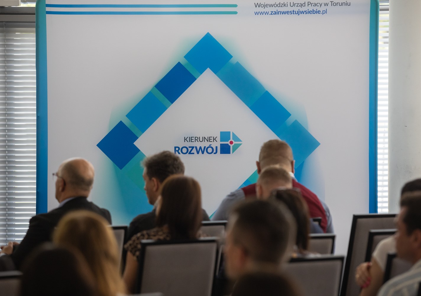 zdjęcie z uczestnikami na tle ścianki projektu Kierunek - Rozwój
