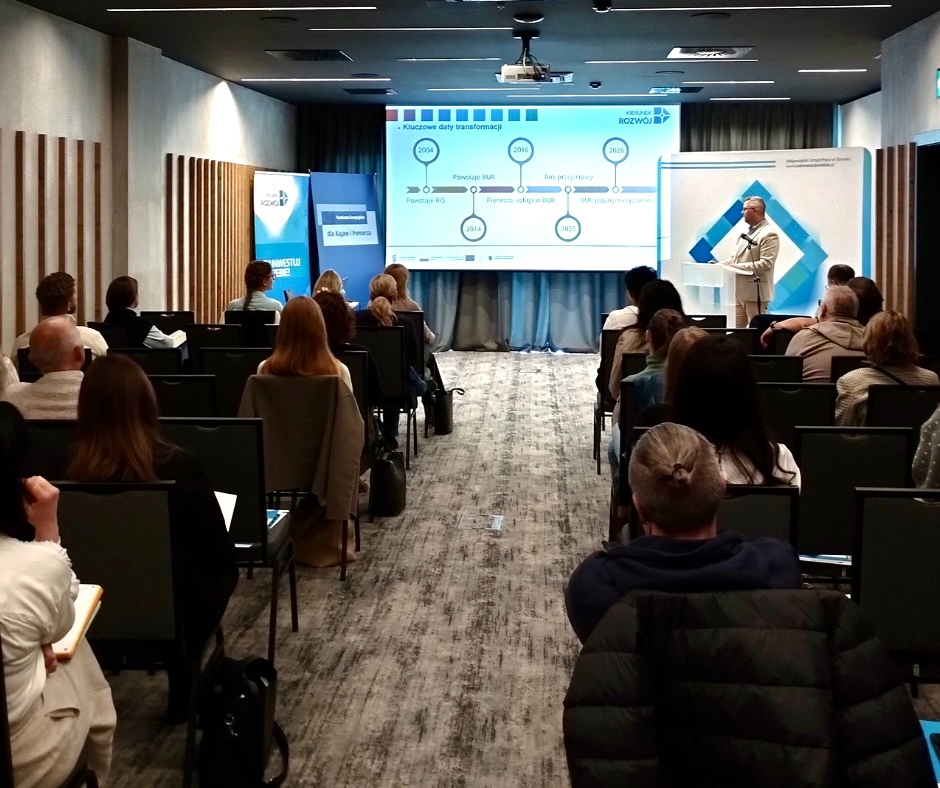 Sala konferencyjna z uczestnikami