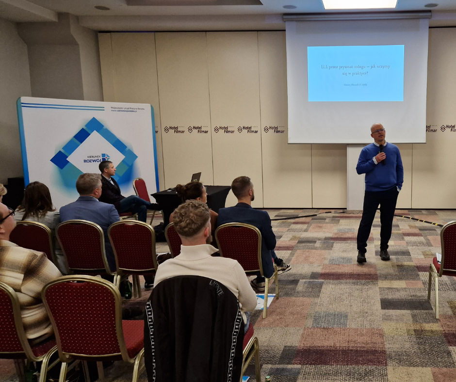 Sala konferencyjna z uczestnikami